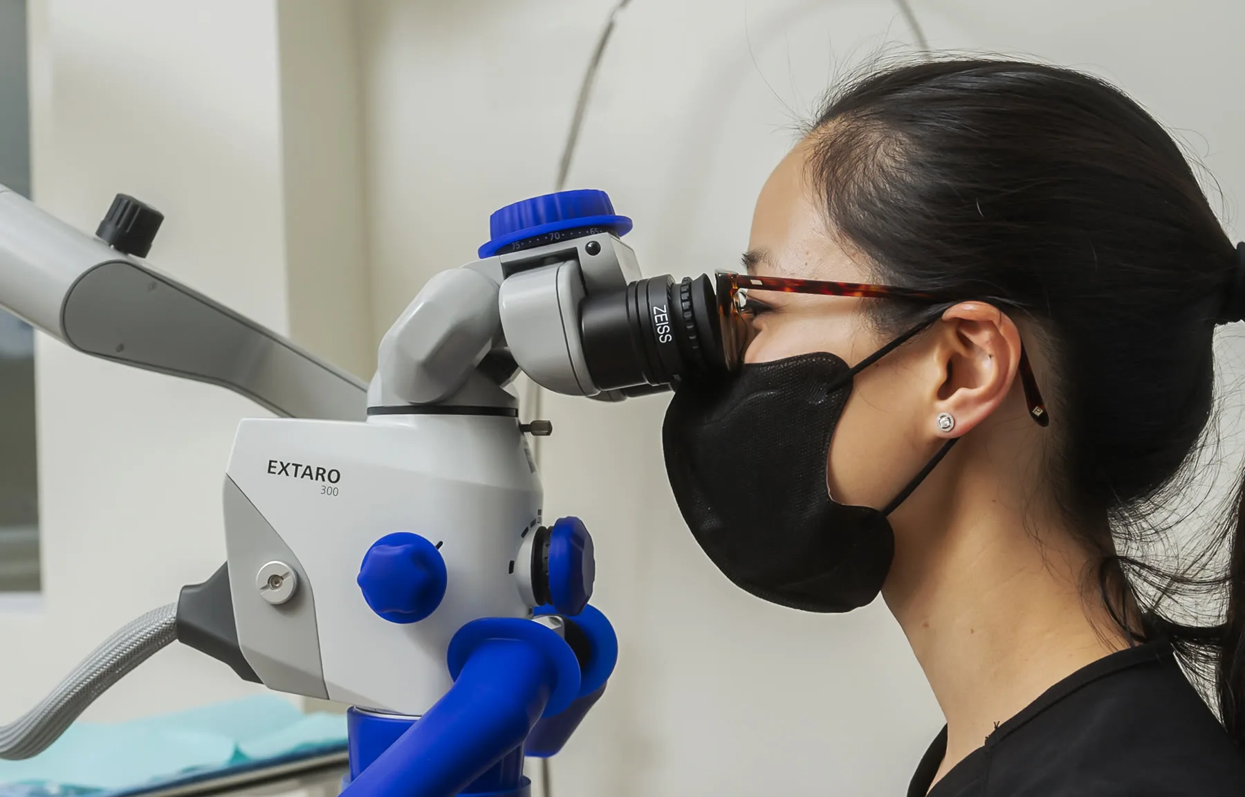 An Ocean Endodontics clinician using a Zeiss operating microscope during treatment
