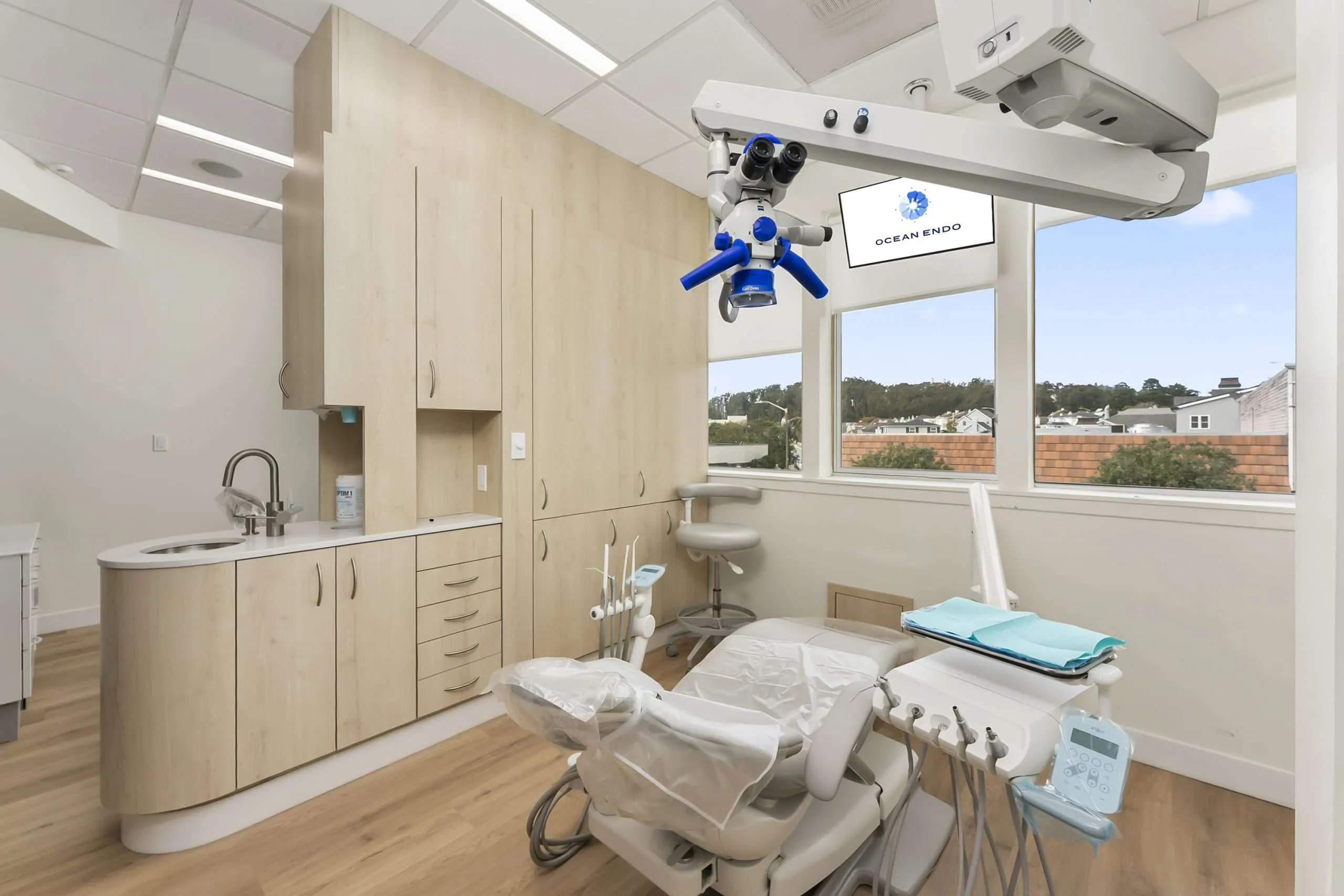 Operatory equipped with an operating microscope